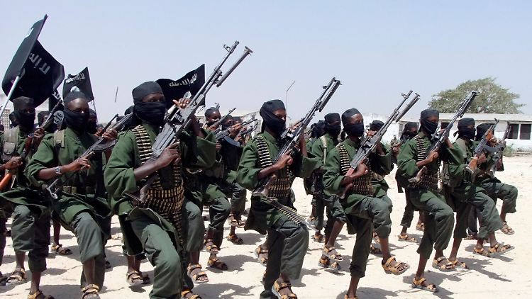 Die islamistische Terrorgruppe Al-Shabaab verübt seit Jahren immer wieder Anschläge in Somalia, dem 18-Millionen-Einwohner Land am Horn Afrikas. 