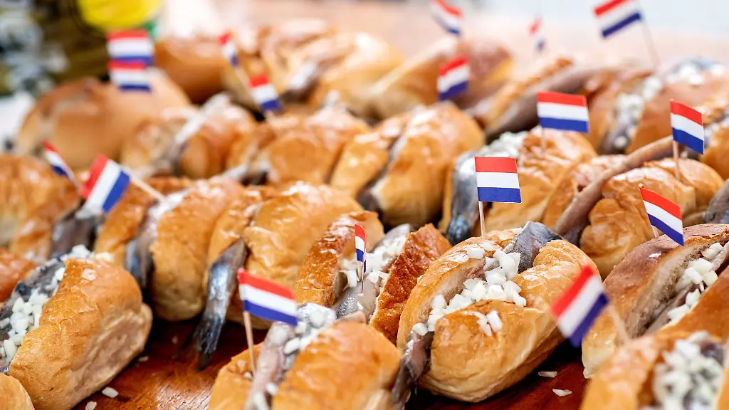 Zahlreiche-Fischbroetchen-liegen-waehrend-der-Emder-Matjestage-an-einem-Verkaufsstand