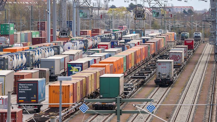 Insgesamt liegt die wirtschaftliche Leistungsfähigkeit Ostdeutschlands gemessen am BIP je Erwerbstätigenstunde bei 86 Prozent des westdeutschen Durchschnitts.