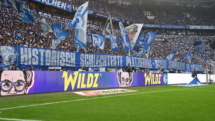 Die Schalker Fans sind geschichtsbewandert.