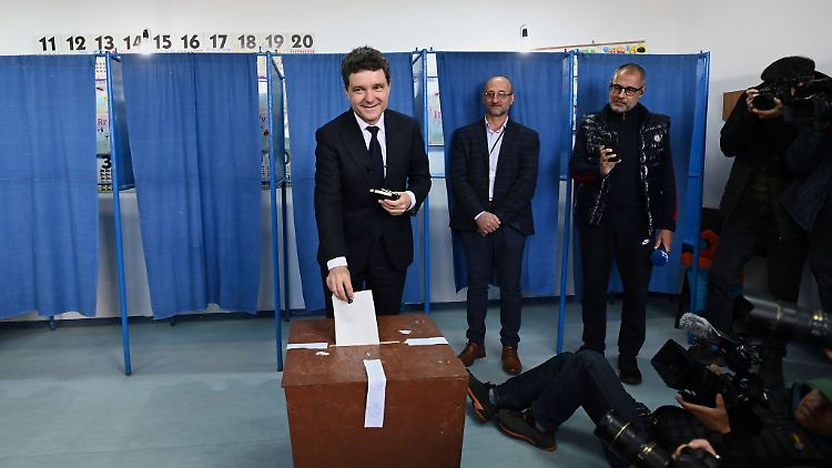 Der proeuropäischen Präsidentenkandidat Nicusor Dan gibt seine Stimme in der zweiten Runde der Wiederholung der Präsidentschaftswahlen ab.