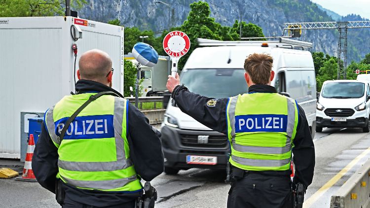 Innerhalb einer Woche stieg Dobrindt zufolge die Zahl der Zurückweisungen um fast die Hälfte.