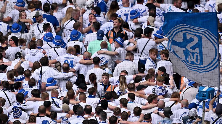 Die Fans des FC Schalke 04 wenden sich von der eigenen Mannschaft ab.