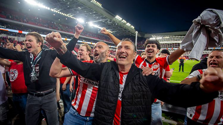 So sehen niederländische Meister aus: Die PSV aus Eindhoven feiert den 26. Titel.