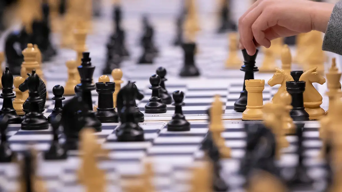 Teilnehmer-eines-Schachturniers-spielen-Schach