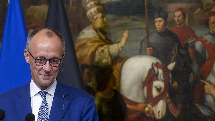 "Es ist klar für mich, dass Merz intellektuell die Bedeutung der Ukraine versteht", sagt Applebaum über den Kanzler, der am Wochenende Rom besuchte.