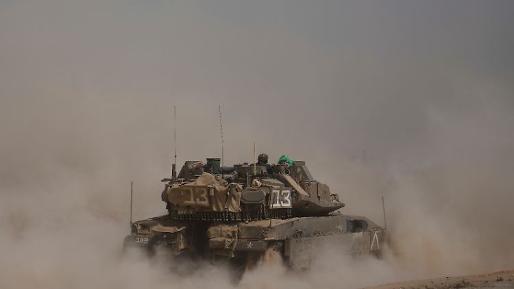 Israelische Panzer sind in der Nähe der südlichen Grenze zum Gazastreifen im Einsatz.