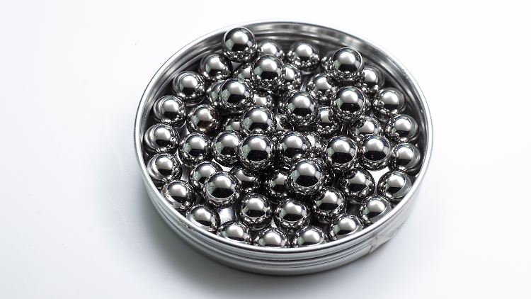 Um Zungenpiercings zu imitieren, legen sich Kinder und Jugendliche magnetische Kugeln in den Mund - oft mit fatalen Folgen.