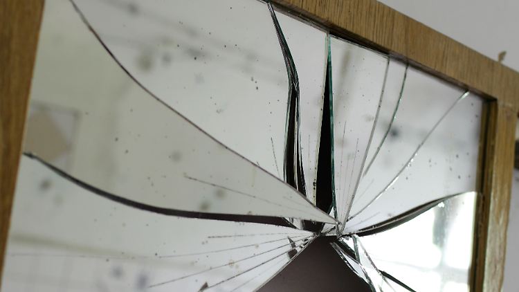 Was hat es mit den zerstörten Spiegeln in den Häusern der Opfer auf sich? 