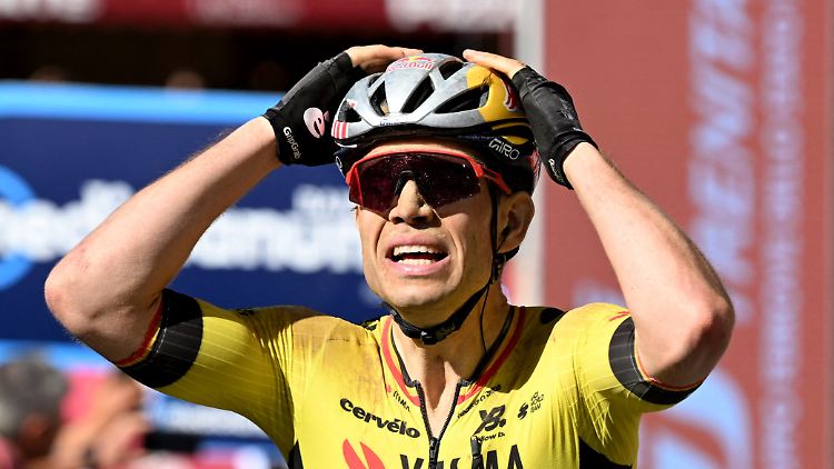 Wout van Aert kann sein Glück kaum fassen.