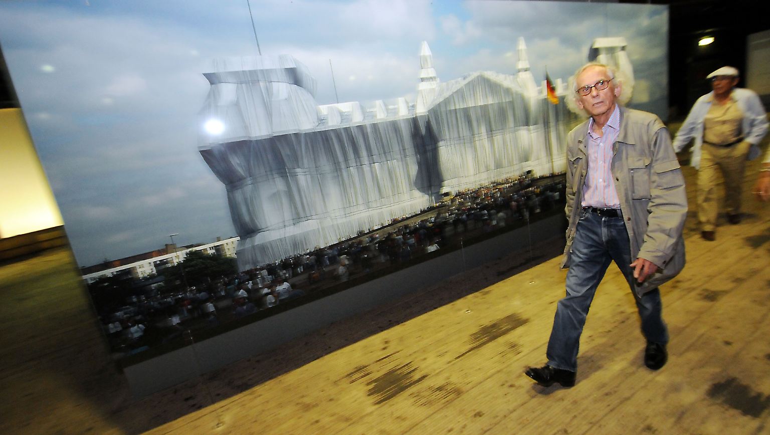 Ein riesiges Gebäude unter einer silbrigen Hülle: Das Projekt "Wrapped Reichstag" ...