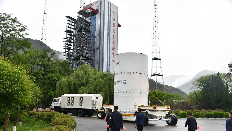 Die chinesische Tianwen-2-Sonde wird nach Abschluss der planmäßigen Montage, Prüfung und Betankung zu ihrem Startplatz transportiert.