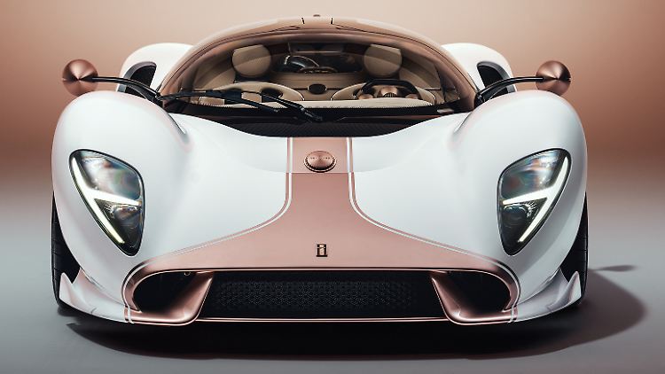 De Tomaso zeigt vom P72 die Produktionsversion.