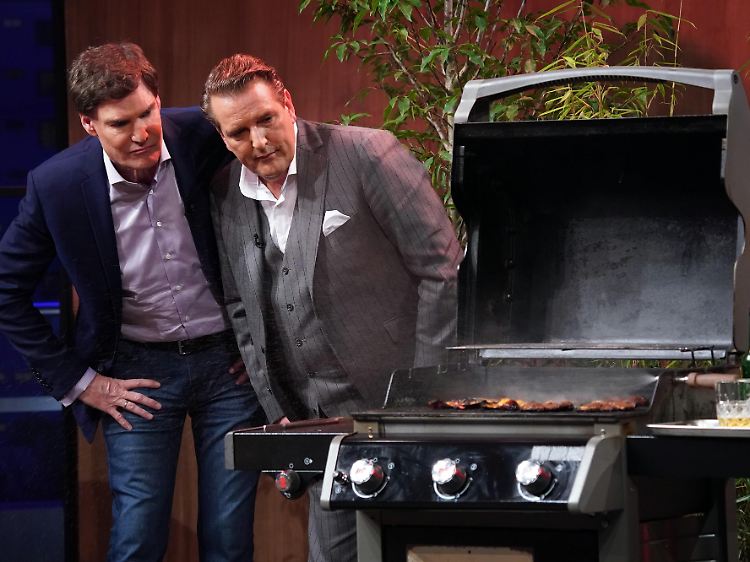 Carsten Maschmeyer und Ralf Dümmel interessieren sich für den Flavourizer der beiden Gründer Lars Kliefoth und Jan Bastian Schacht.