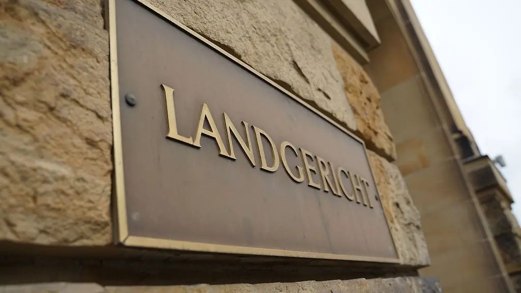 Ein-Schild-am-Eingang-zum-Landgericht-in-Moenchengladbach