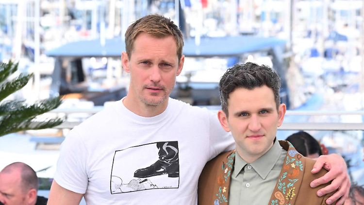 Alexander Skarsgård (l.) und Harry Melling promoten in Cannes ihren Film "Pillion".