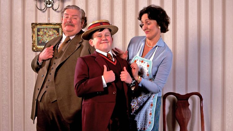 Wiedererkannt? Harry Melling (M.) mit seinem Filmeltern Richard Griffiths und Fiona Shaw in "Harry Potter und der Stein der Weisen" 2001.