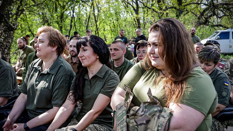Etwa 70.000 Frauen dienen 2025 in der ukrainischen Armee. 