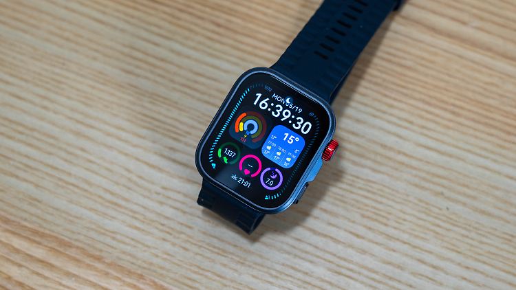 Huawei bietet die Watch Fit 4 Pro in Schwarz, Blau und Grün an.