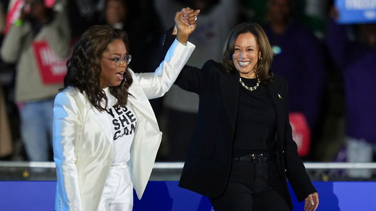 Kamala Harris (r.) im Wahlkampf mit Oprah Winfrey.