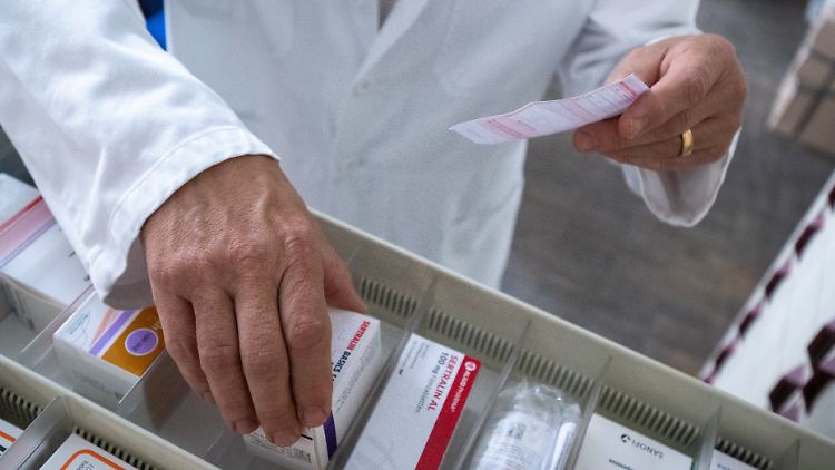 Der Präsident der Bundesvereinigung Deutscher Apothekerverbände, Thomas Preis, erklärt die Entwicklung damit, dass "Berichte in der Laienpresse oder Werbung durch Influencer" die Nachfrage nach den Präparaten fördern.