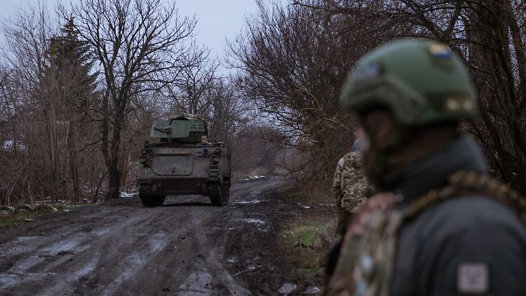 Soldaten auf einem M113-Truppentransporter in der Ukraine. Das Land soll nun Hunderte weitere Exemplare erhalten.