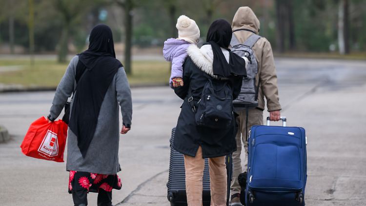 Migranten auf dem Gelände der Zentralen Ausländerbehörde Brandenburgs.