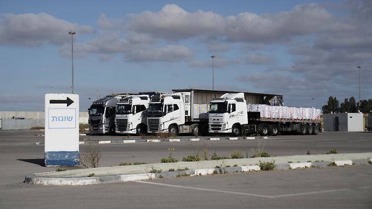 Lastwagen mit humanitärer Hilfe am Grenzübergang Kerem Shalom.
