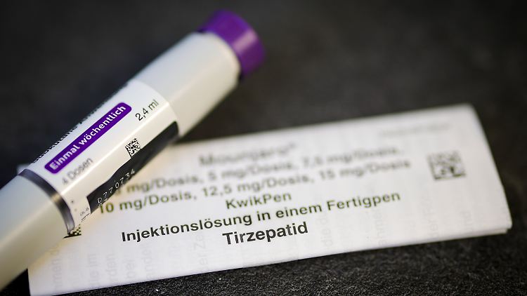 Abnehmpräparate enthalten unter anderem den Wirkstoff Tirzepatid. Dieser imitiert die Wirkung des Darmhormons GLP-1 und kann zu einer Verringerung des Hungergefühls führen.