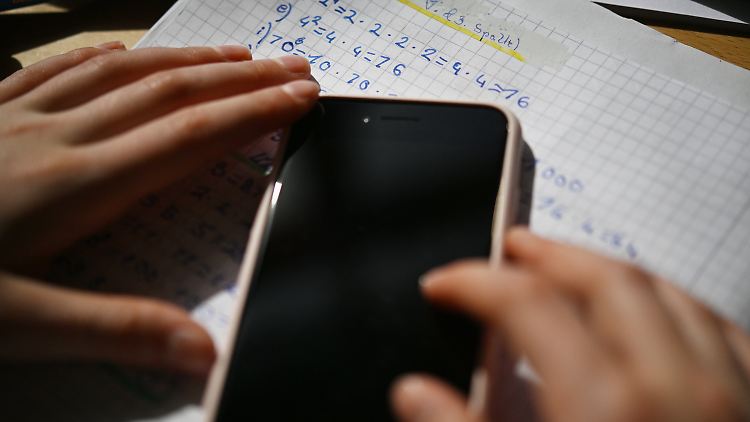 Der Härtetest kommt: Können Schüler 4 mal 4 auch ohne Handy lösen?