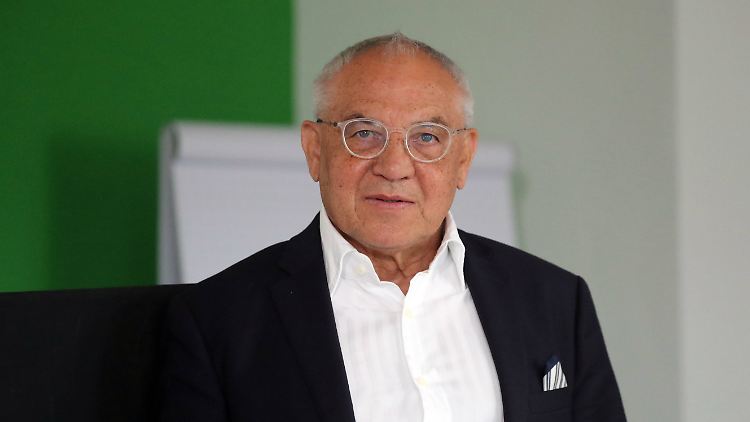 "Es ist einfach ein Witz, mich hinzustellen, als könnte ich nur Fußball", sagt Felix Magath.