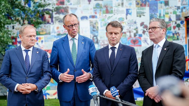 Vier Männer machen ernst, werden aber nicht unbedingt ernst genommen: Tusk, Merz, Macron und Starmer.