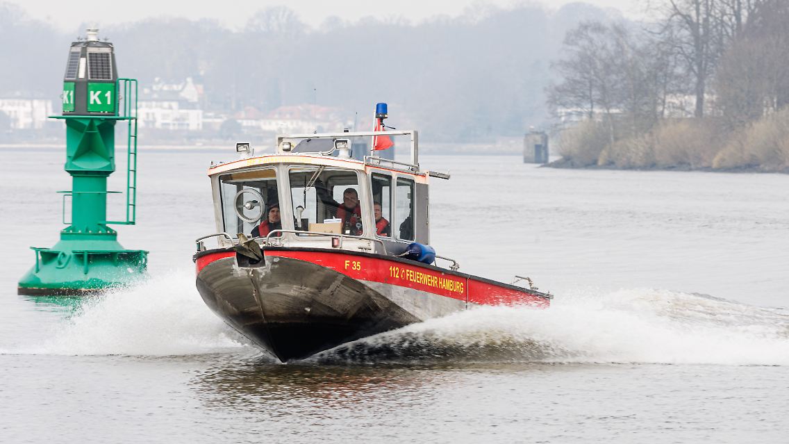 Mehrere Boote der Feuerwehr waren auf der Elbe im Einsatz (Archivbild).