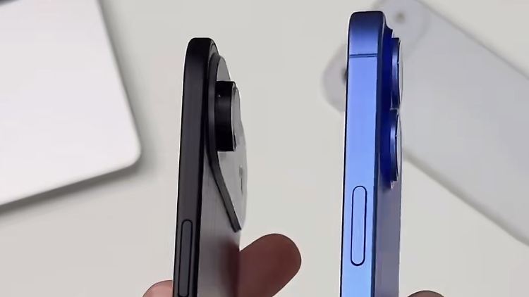 Hier soll ein Dummy des iPhone 17 Air im Vergleich mit einem iPhone 16 Plus zu sehen sein.