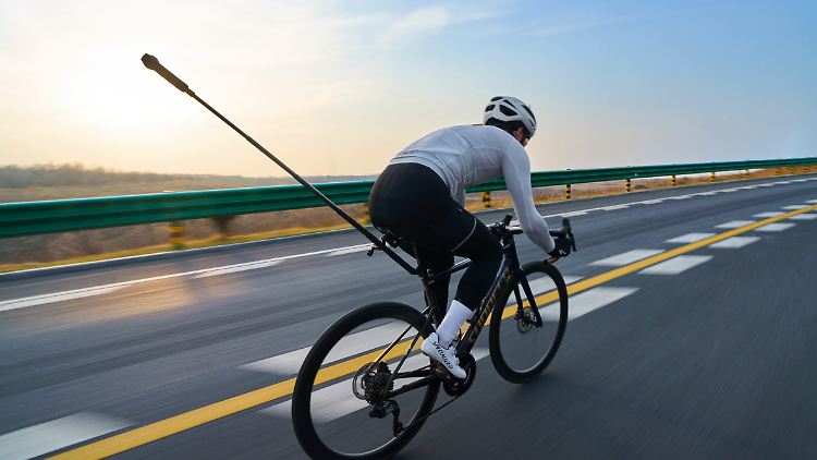 Dank des im Panorama nicht sichtbaren Selfie-Sticks kann die X5 auch für Drohnen-Effekte (hier als Kamera eines Rennradfahrers) genutzt werden.