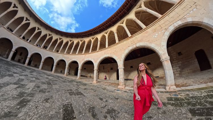 Durch den automatisch ausgeblendete Selfie-Stick werden Urlaubs-Aufnahmen zu Panorama-Selfies. Hier wurde ein Teil des Bildes auf 16:9 umgerechnet.