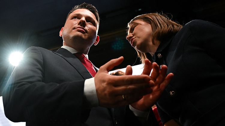 Mentzen und seine Konfederacja stehen auch für nationalistisches, erzkonservatives und antieuropäisches Gedankengut. So befürwortet Mentzen ein absolutes Abtreibungsverbot - selbst wenn die Schwangerschaft Ergebnis einer Vergewaltigung ist.