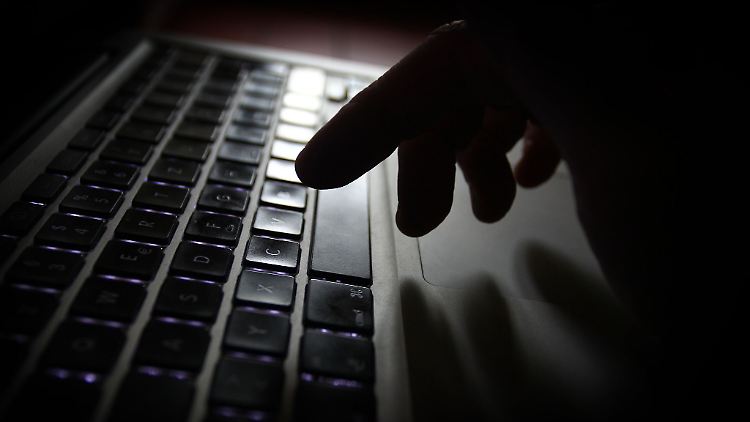 Kinder und Jugendliche sind den Gefahren im Internet oft schutzlos ausgeliefert.