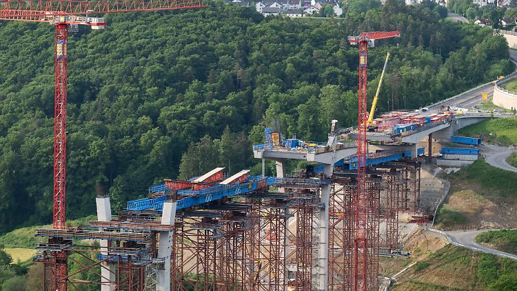 Die Großbaustelle an der Brücke ist vorrübergehend stillgelegt.