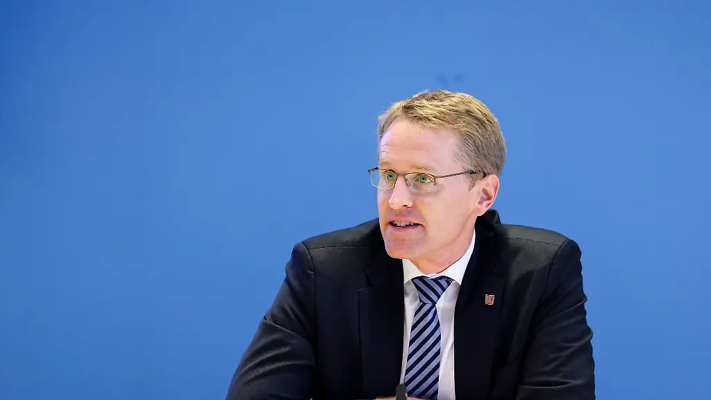 Daniel-Guenther-CDU-Ministerpraesident-spricht-waehrend-einer-Pressekonferenz