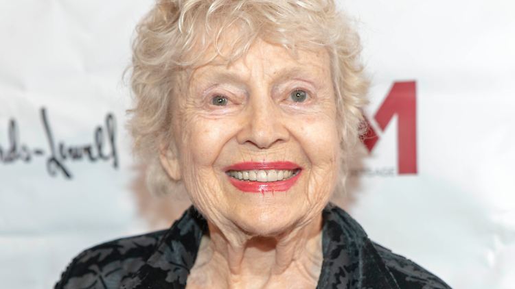 Starb wie ihr Mann im Jahr zuvor mit 96 Jahren: Kathleen Hughes.