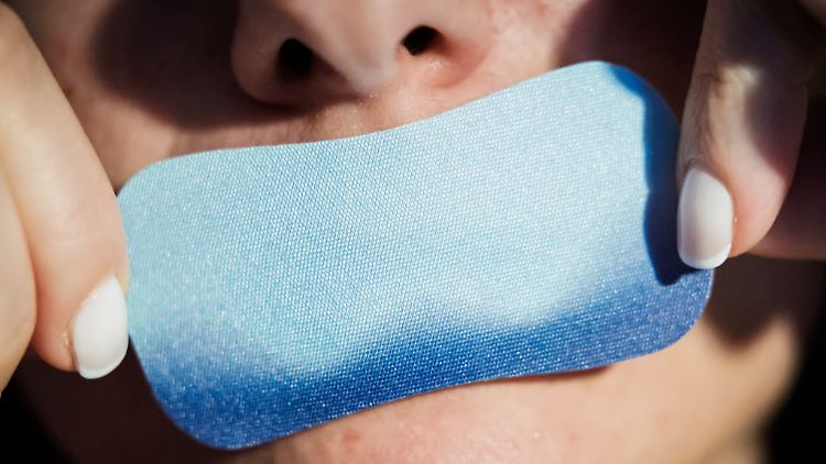 Beim "Mouth Taping" sollen ein Pflaster, Klebeband oder spezielle Tapes den Mund verschließen, so dass Menschen beim Schlafen durch die Nase statt den Mund atmen. 