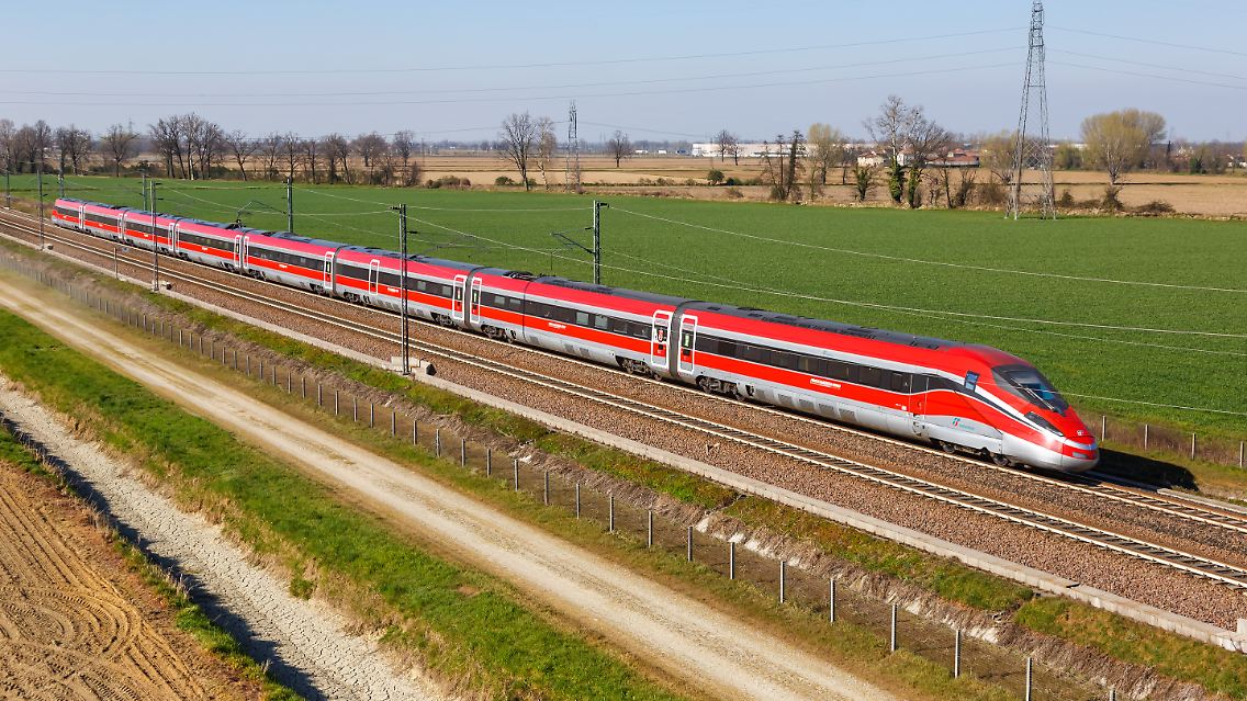 Der italienische Schnellzug Freciarossa 1000.