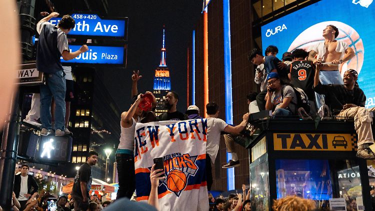 Tausende Fans feierten den Einzug ihrer New York Knicks in das Finale der Eastern Conference.