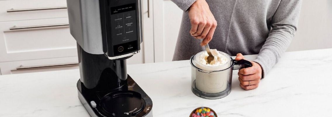 Mit der Ninja Creami Eismaschine lässt sich das beliebte McFlurry zubereiten.