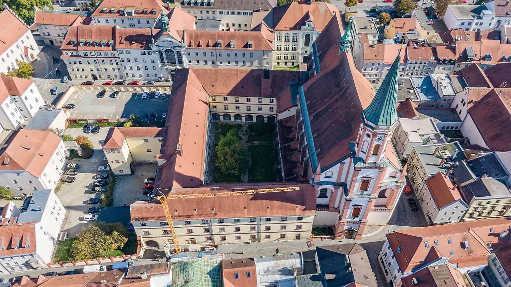 Das-Karmelitenkloster-in-der-Innenstadt-von-Straubing