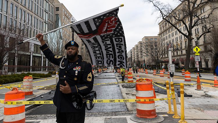 Ein einzelner Demonstrant protestiert gegen die Entfernung des "Black Lives Matter"-Schriftzugs in Washington. 