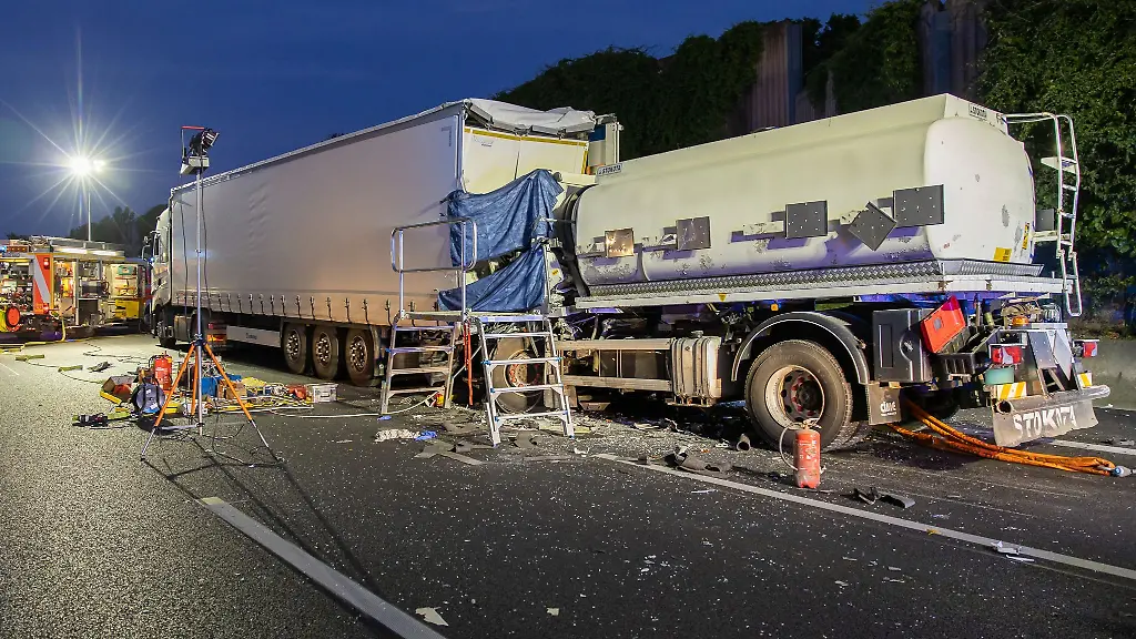 Die-Unfallstelle-auf-de-A3-Bei-einem-Unfall-mit-einem-Tankwagen-und-einem-Sattelauflieger-auf-der-A3-bei-Aschaffenburg-ist-ein-Mann-toedlich-verunglueckt