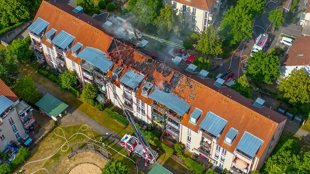 Die-Feuerwehr-loest-einen-Brand-in-einem-Mehrfamilienhaus