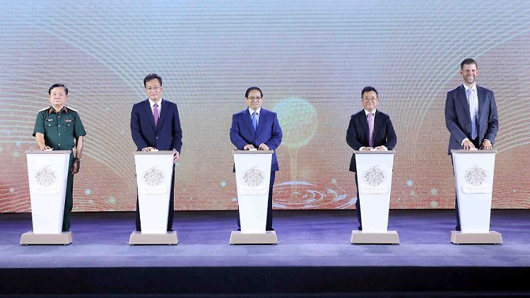 Eric Trump (r.) reist nach der Feier nach Ho-Chi-Minh-Stadt, um ein weiteres Großprojekt auszuloten.